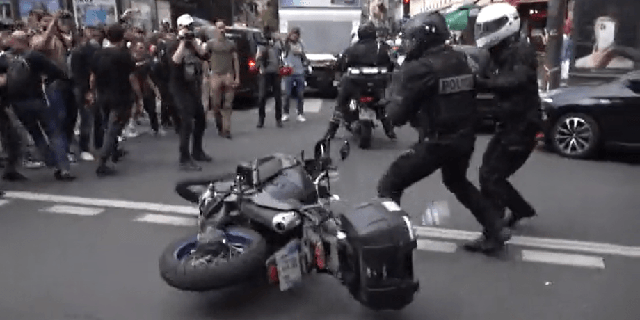 Акция протеста против обязательной вакцинации в Париже
