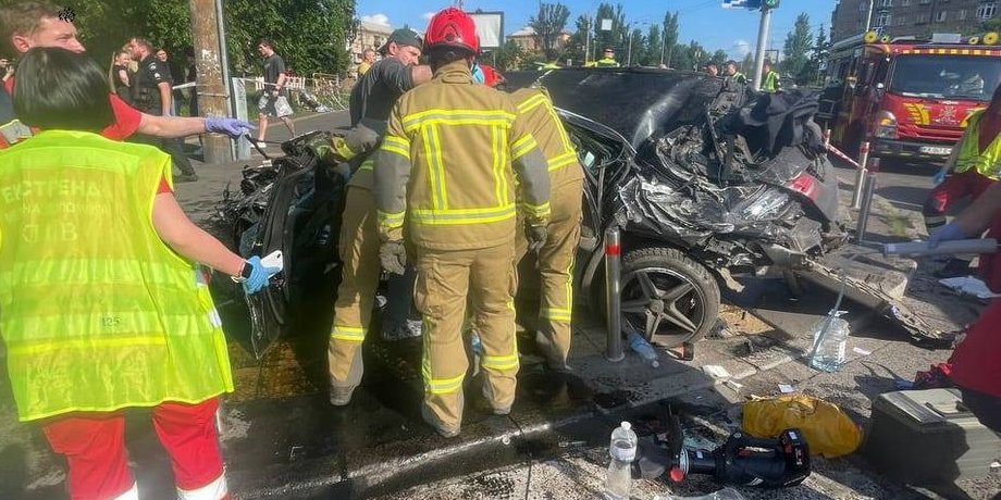 ГСЧС возле разбитого автомобиля