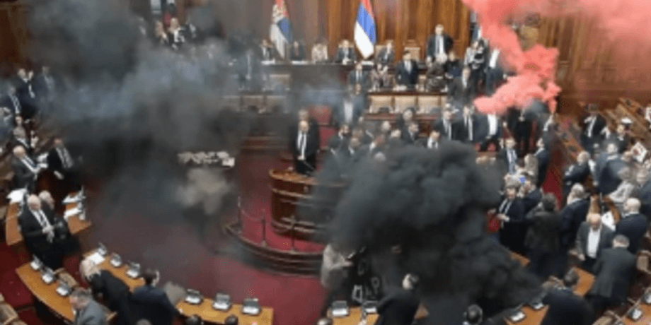 сербія, парламент, бійка депутатів, студентські протести в сербії, сербські депутати побилися
