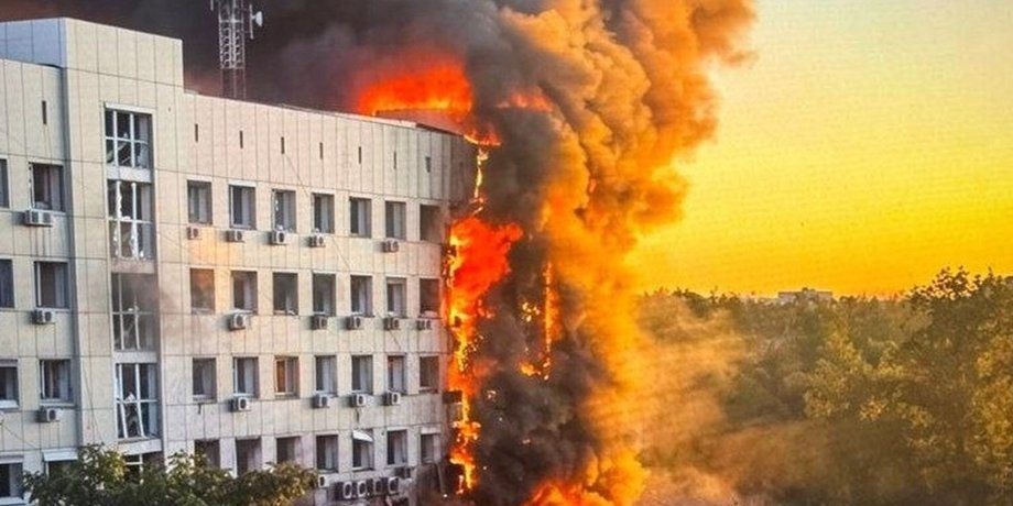 Будівля ДТЕК у Павлограді палає після російського удару по місту