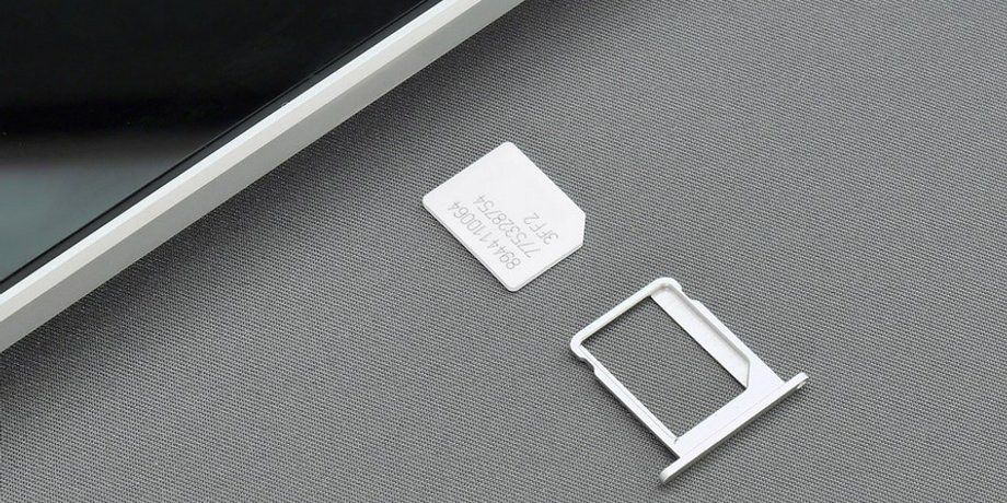 Извлеченный из телефона слот для SIM-карты