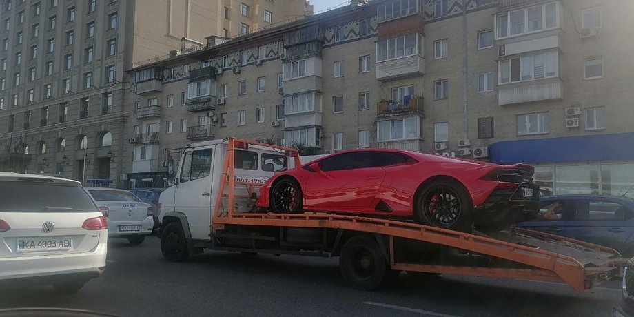 Суперкар Ламборгини, Lamborghini Huracan, суперкар Lamborghini, парковка в Киеве, эвакуатор в Киеве
