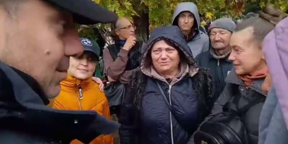 Дмитро Лубінець в Олешках з місцевими жителями