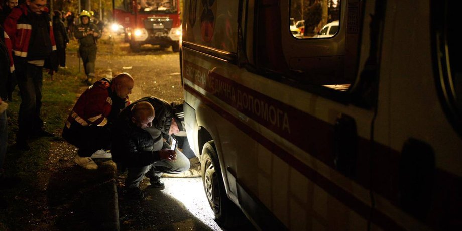 Наслідки атаки РФ на Київ увечері 26 жовтня пошкоджений автомобіль швидкої допомоги через атаку РФ на Київ 26 жовтня