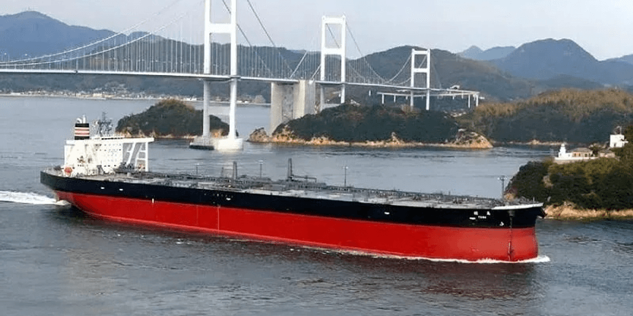 Нефтяной танкер Skipper заходит в порт