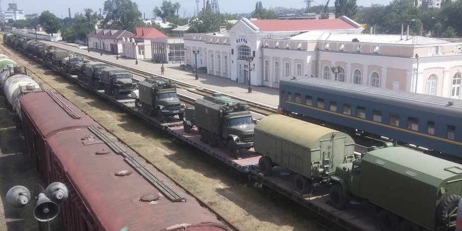 Эшелон с военной техникой в Керчи / Фото: crimeahrg.org