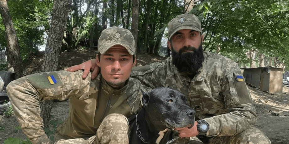 Нікіта Ломакін з побратимом
