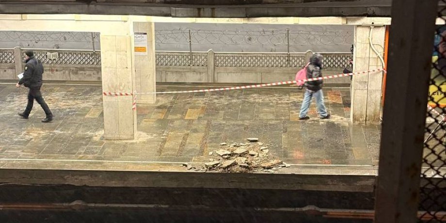 В Киеве на нескольких станциях метро обвалился потолок, однако движение поездов не прекращалось.