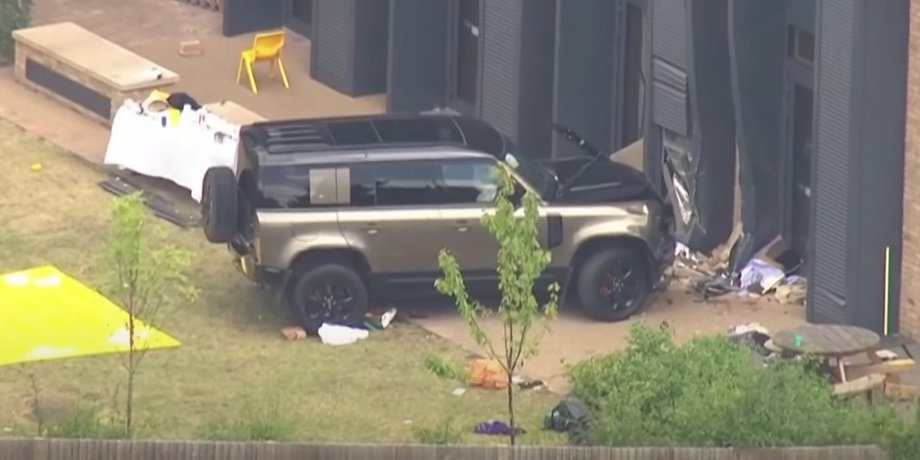 Land Rover, Land Rover Defender, ДТП, Смертельна ДТП, Діти, Британія, Активісти, Дилерський центр