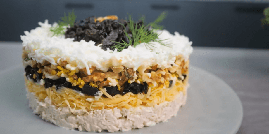 салат с курицей, черносливом и орехами