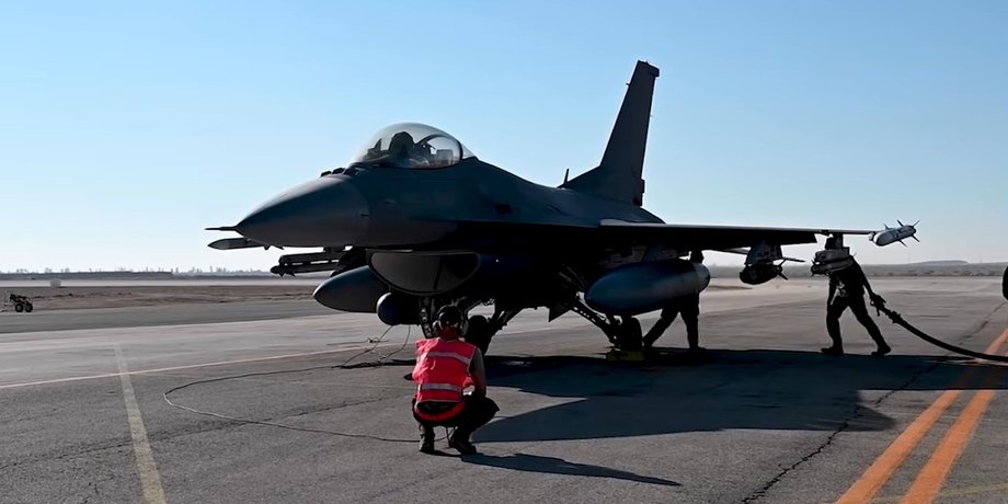 F-16 самолет