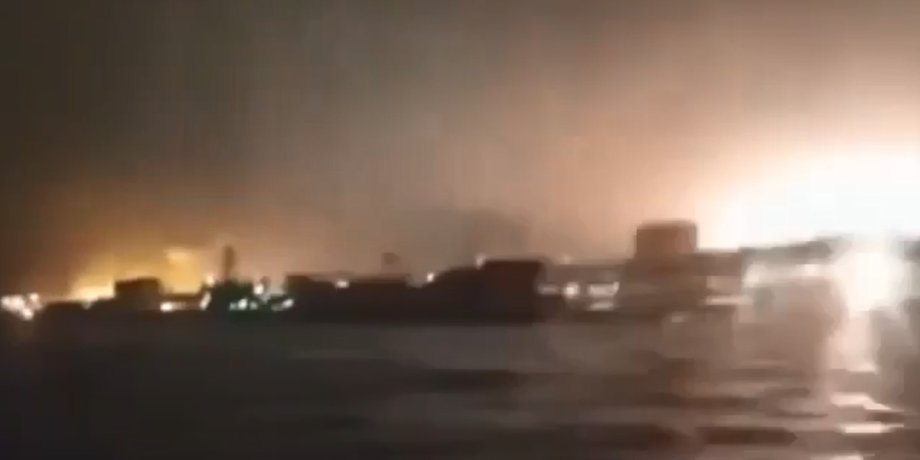 спалахи вогню після прильотів по термінула у Приморську 23 березня