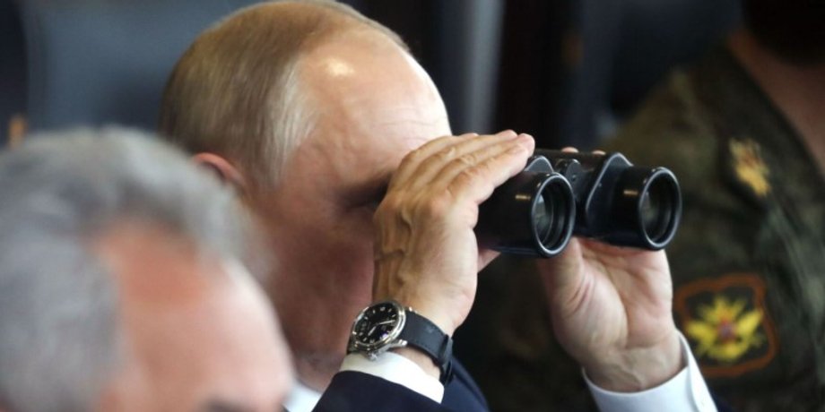 Володимир Путін, бінокль, Путін дивиться в бінокль, президент Росії Володимир Путін, Путін і бінокль