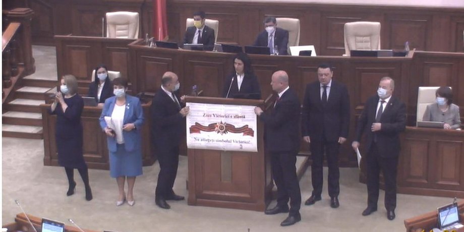 парламент Молдовы, георгиевская лента, коммунисты, либералы, символы