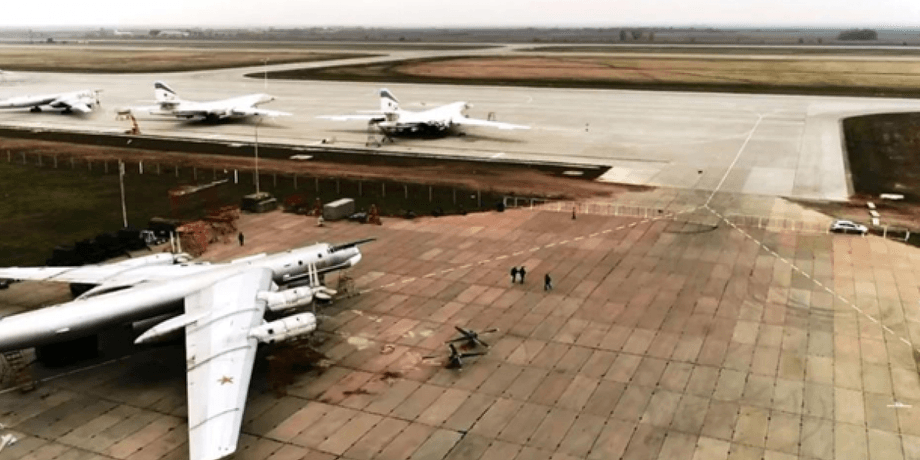 На аеродромі "Енгельс-2" перебувають два бомбардувальники Ту-160 і один Ту-95МС