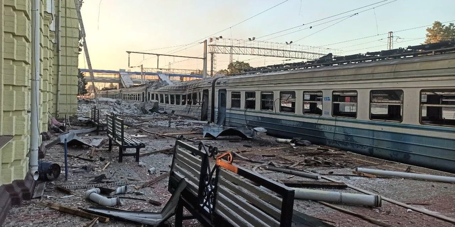Вокзал станції Лозова після російського обстрілу 5 серпня 2025 року