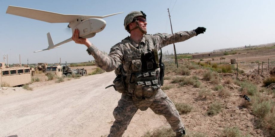 Запуск дрона RQ-11 Raven