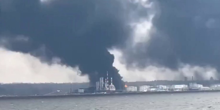 У порту Усть-Луга в Ленінградській області Росії внаслідок атаки безпілотників зафіксовано масштабні пошкодження.