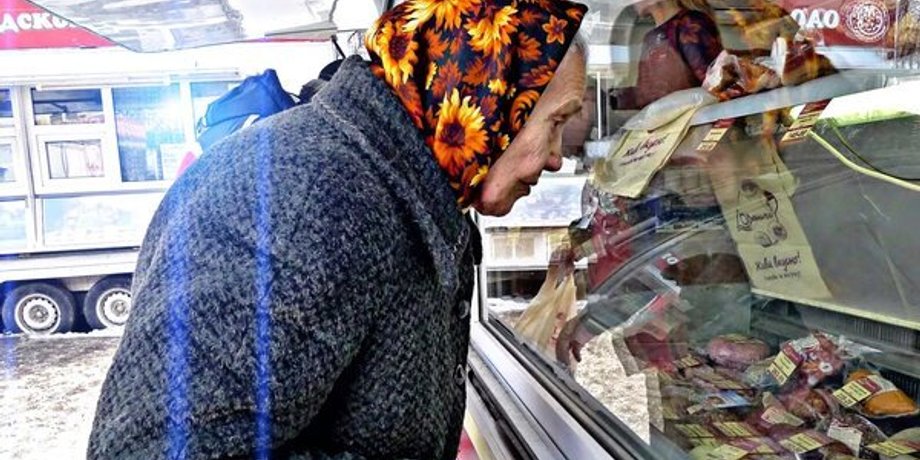 женщина смотрит на продукты, прилавок, бедность