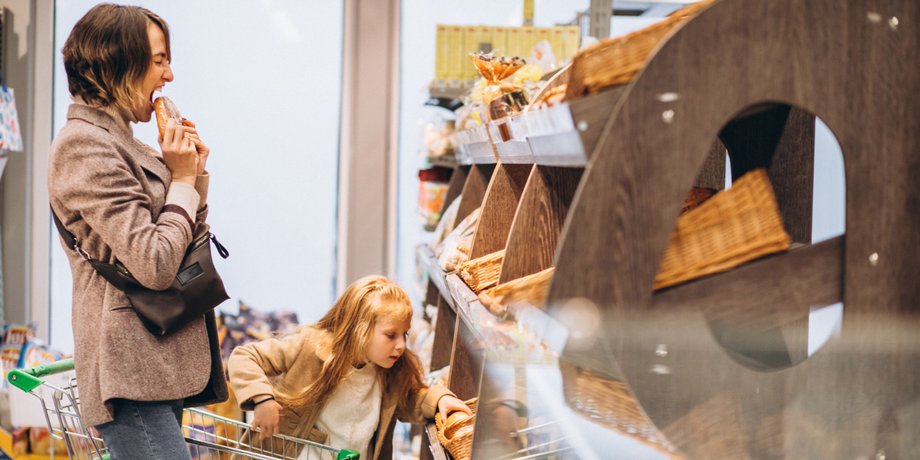 Женщина с ребенком в продуктовом магазине