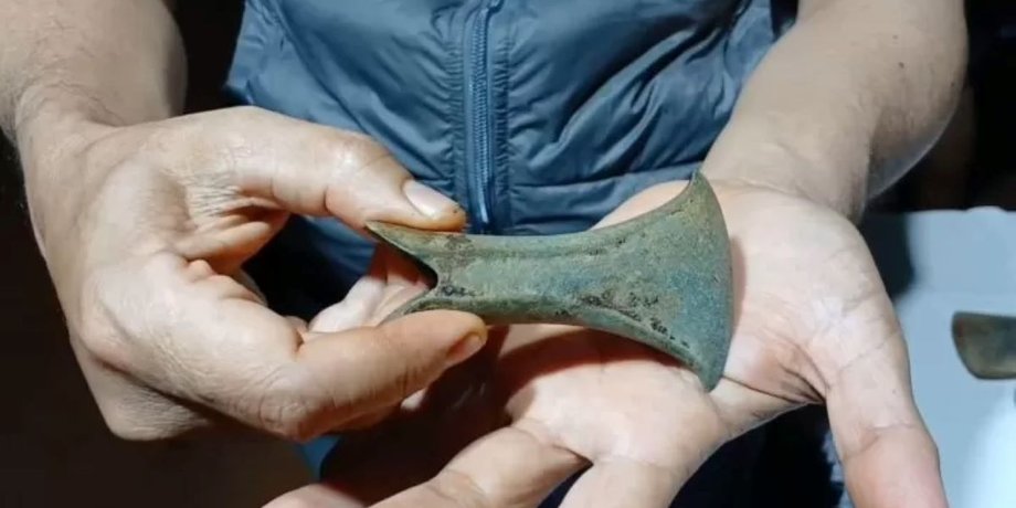 Археологи нашли 3000-летний топор