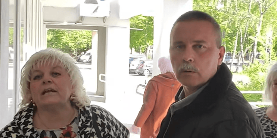 Скриншот с видео, на котором Ольга и Василий Пилипишин, которые оскорбили ветерана