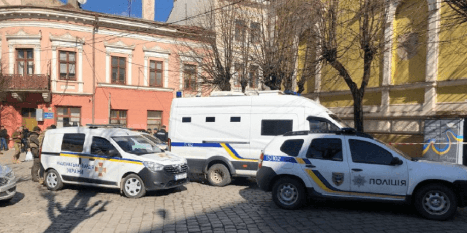 Национальная полиция, Национальная гвардия, центр Черновцов, оцепленный район, мужчина с гранатой
