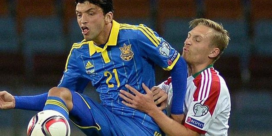 Эдмар в борьбе с белорусским защитником /Фото: football.ua