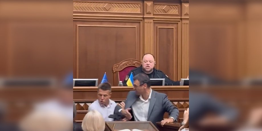 У залі парламенту відбулась бійка між нардепами та блокування трибуни за участю Олексія Гончаренка, якому не подобаються правки Гетманцева