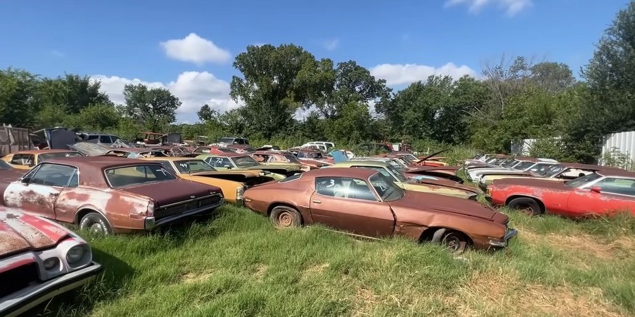 Кладбище авто, ретро авто, Chevrolet Corvette, Ford Mustang