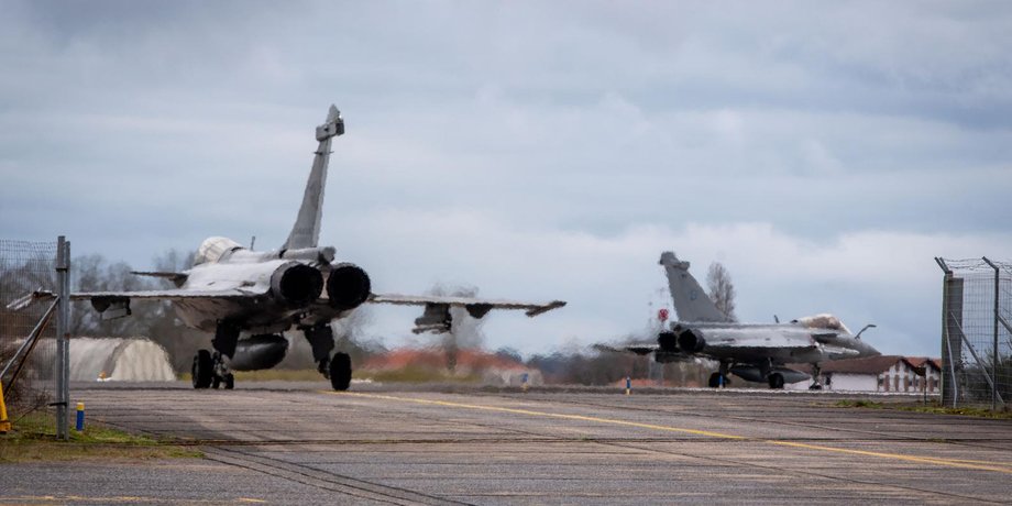 літак Rafale на аеродромі