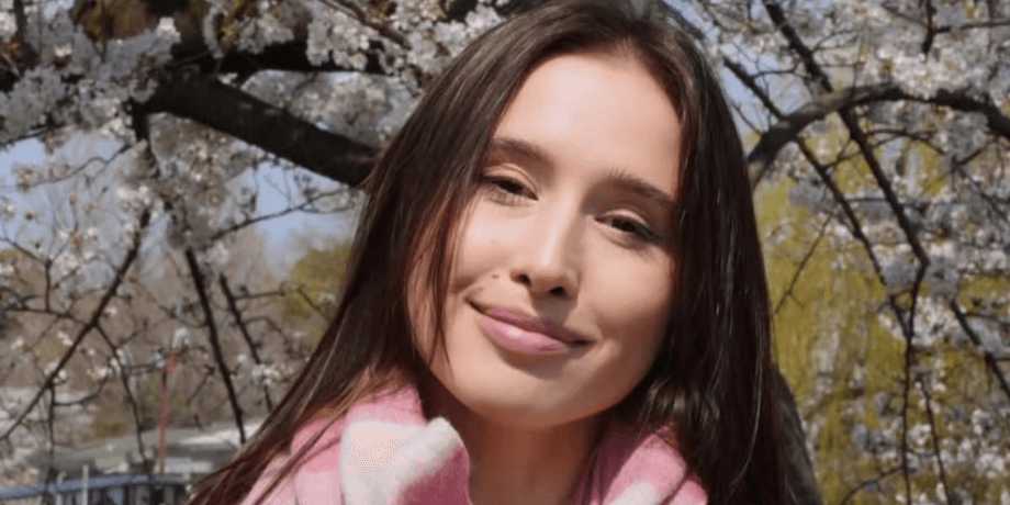 Украинская туристка, блогер, Натали Таксиси, нашла незнакомца, незнакомец под кроватью, туристка, номер отеля, чужак в комнате