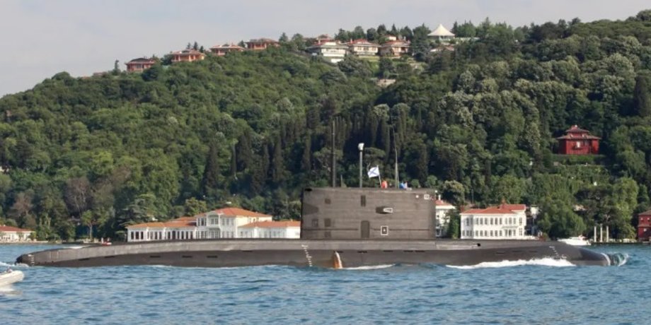Подлодка "Ростов-на-Дону", проходящая Босфор. Фото: Yörük Işık