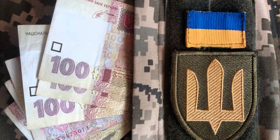 В Україні хочуть списати кредити військовим та їхнім родинам військовослужбовець ЗСУ з грошима