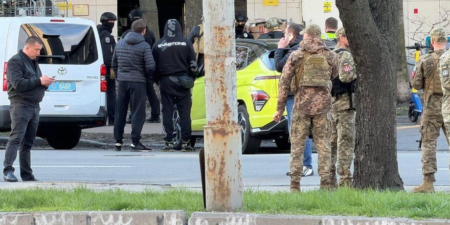В Голосеевском районе Киева произошла стрельба, в результате которой есть погибшие и раненые.