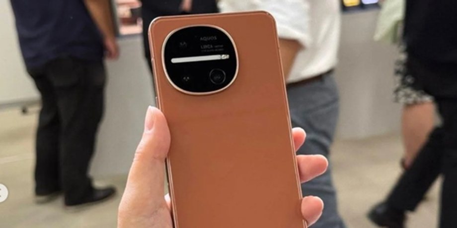 Смартфон Sharp Aquos R11 в руке