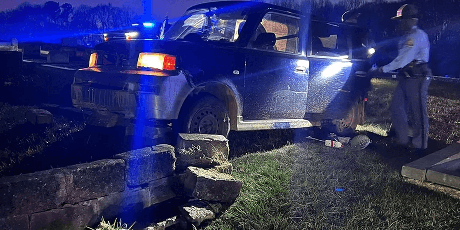 Жінка намагалася втекти від поліції, погоня, поліція, запізнювалася на зустріч, вандалізм, кладовище, машина, тікала від поліції