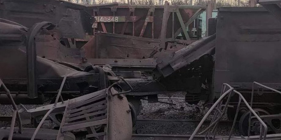 В центральной Украине обстреляли железную дорогу.