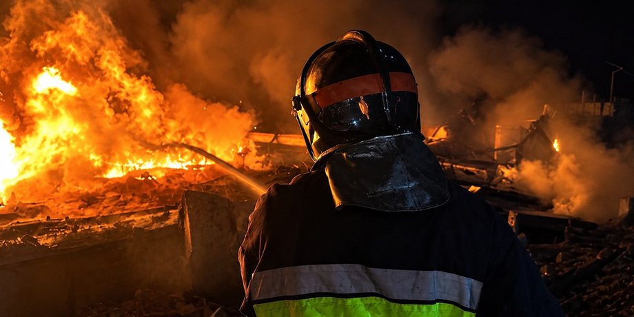 Рятувальники та екстрені служби ліквідовують наслідки російських ударів по Україні