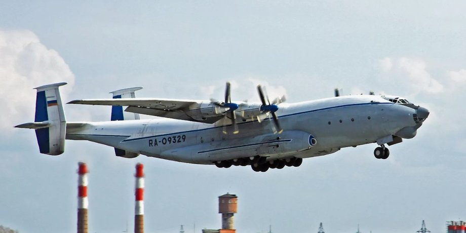 літак Ан-22 в польоті