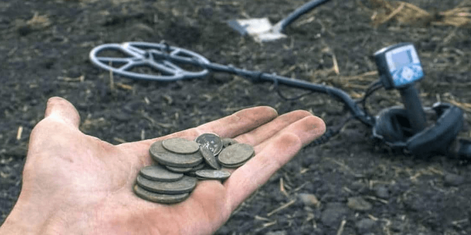 Чоловік вийшов із металошукачем у поле і знайшов стародавні монети