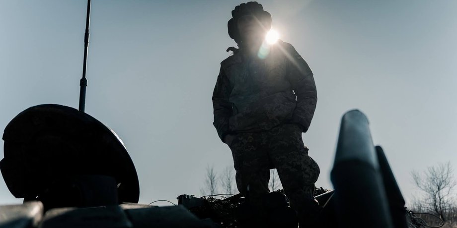 Украинский военный на танке