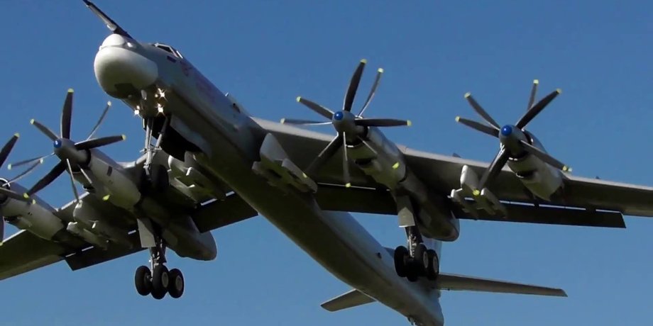 Самолет Ту-95 РФ в полете