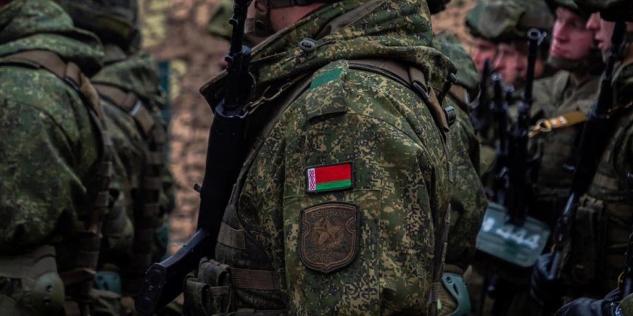 Щеренга білоруських військових у шоломах