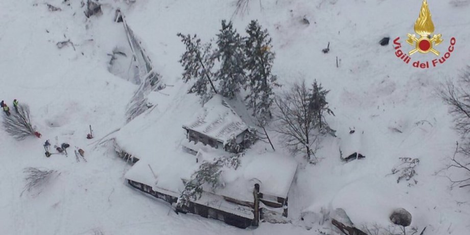 Отель в Италии после схода лавины / Фото: Vigil del Fuoco