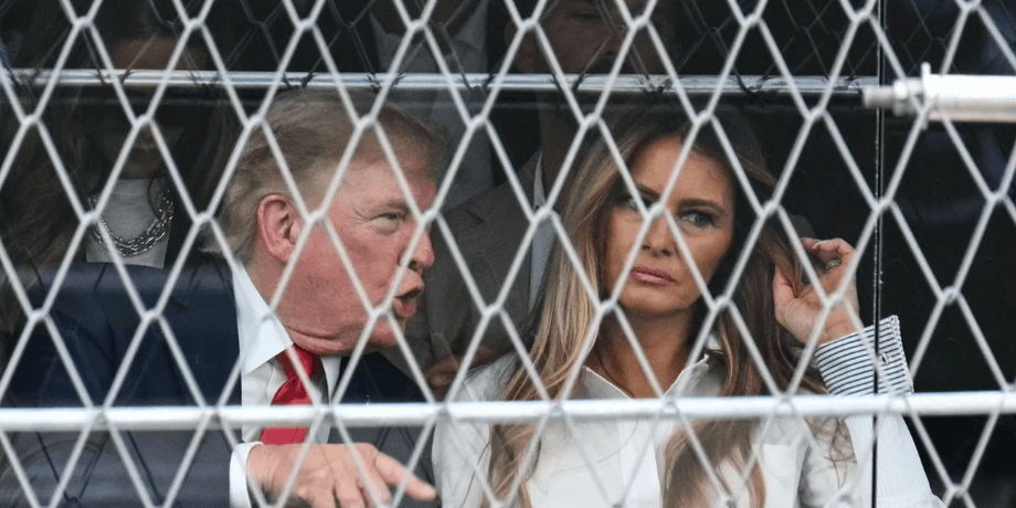 Дональд Трамп и Мелания Трамп беседуют Дональд Трамп и Мелания Трамп, перепалка