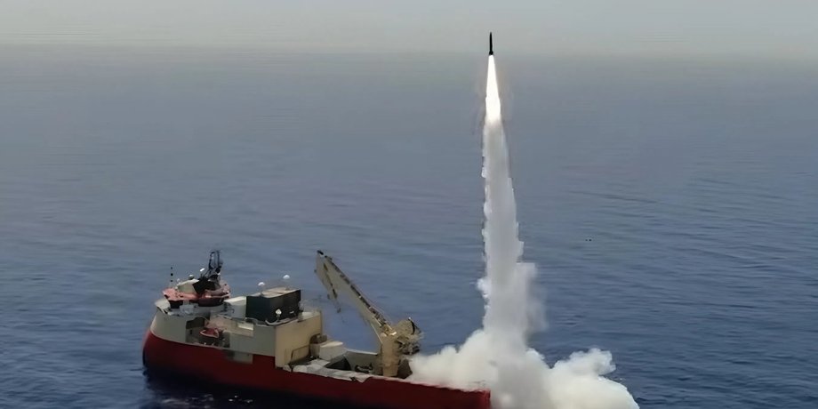 фото пуску балістичної ракети LORA