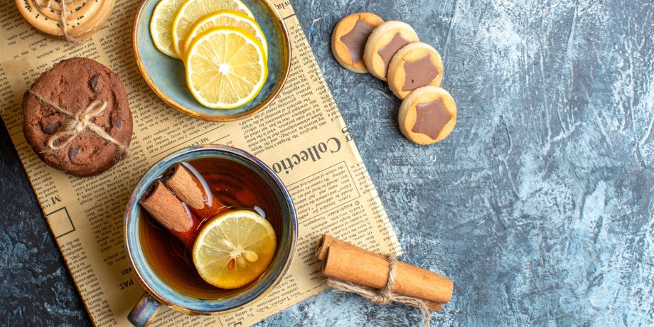 Чашка с чаем и корицей