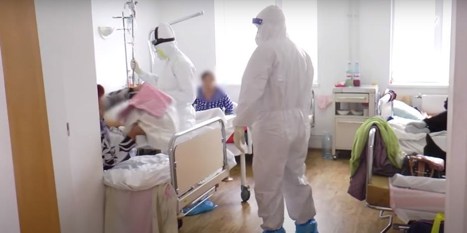 Пацієнти з коронавірусом, лікарняні ліжка, палата, пандемія covid-19
