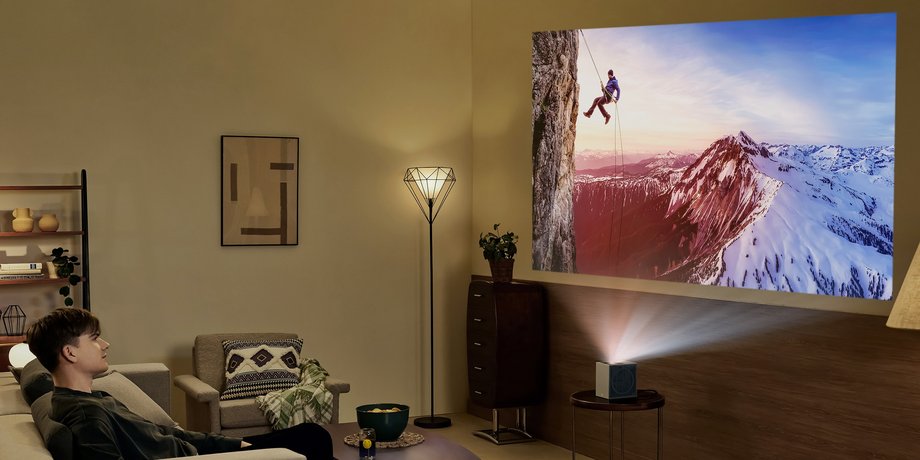 Лазерный проектор LG Cine Beam S показывает видео